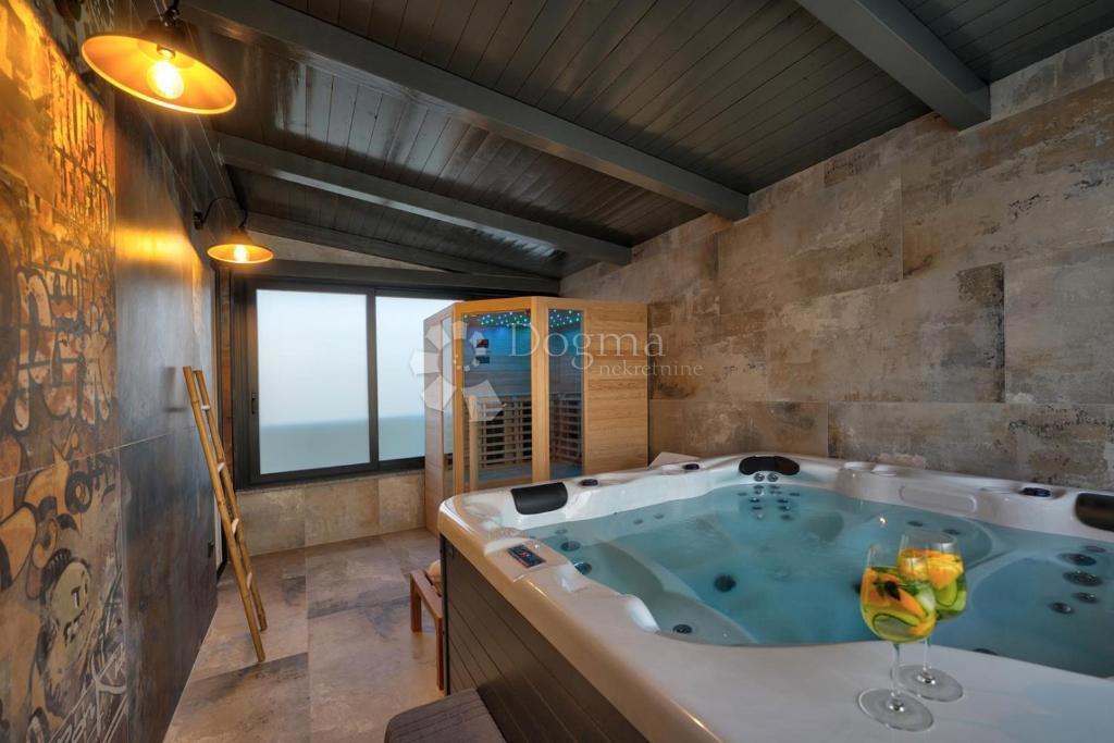 Villa moderna con piscina, sauna e jacuzzi
