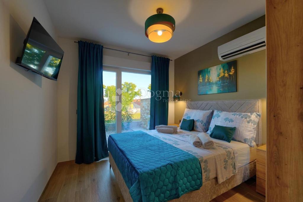 Villa moderna con piscina, sauna e jacuzzi