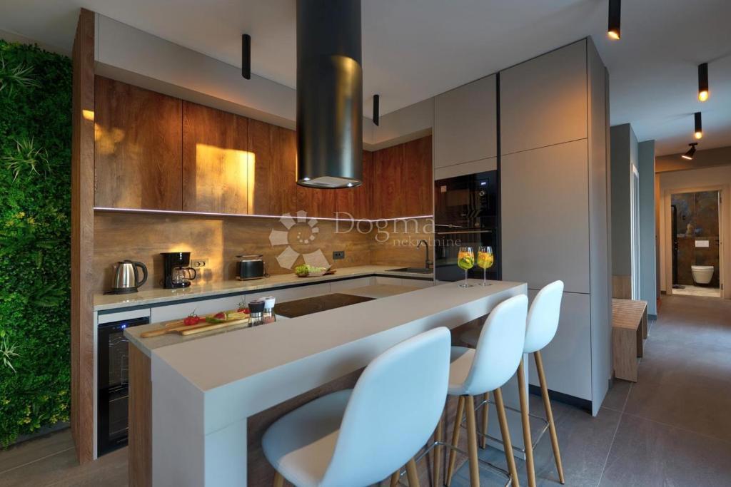 Villa moderna con piscina, sauna e jacuzzi