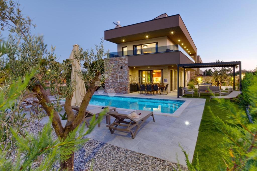 Villa moderna con piscina, sauna e jacuzzi