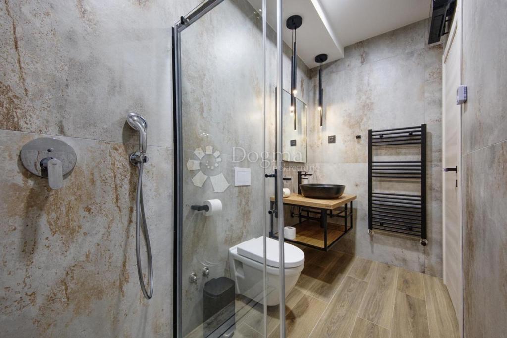 Villa moderna con piscina, sauna e jacuzzi