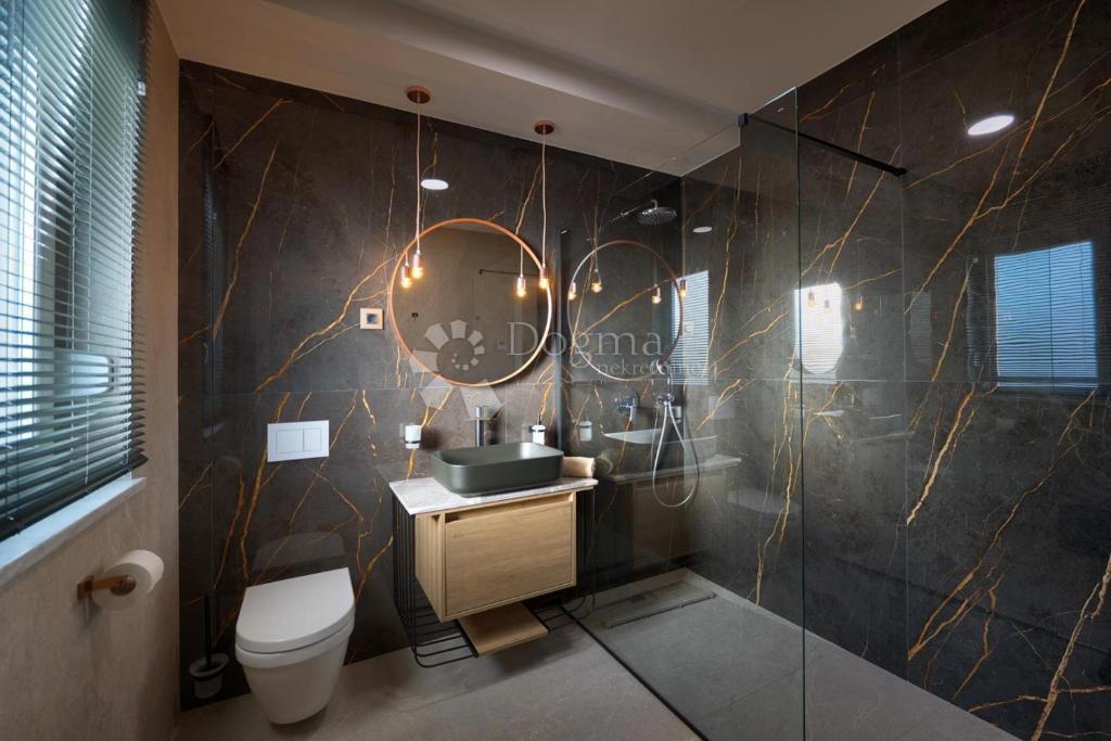 Villa moderna con piscina, sauna e jacuzzi