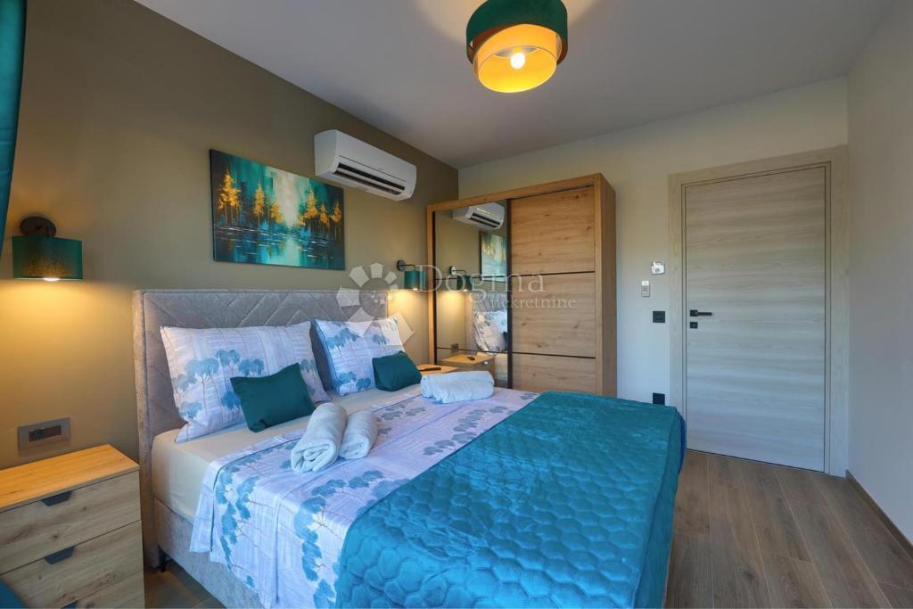 Villa moderna con piscina, sauna e jacuzzi