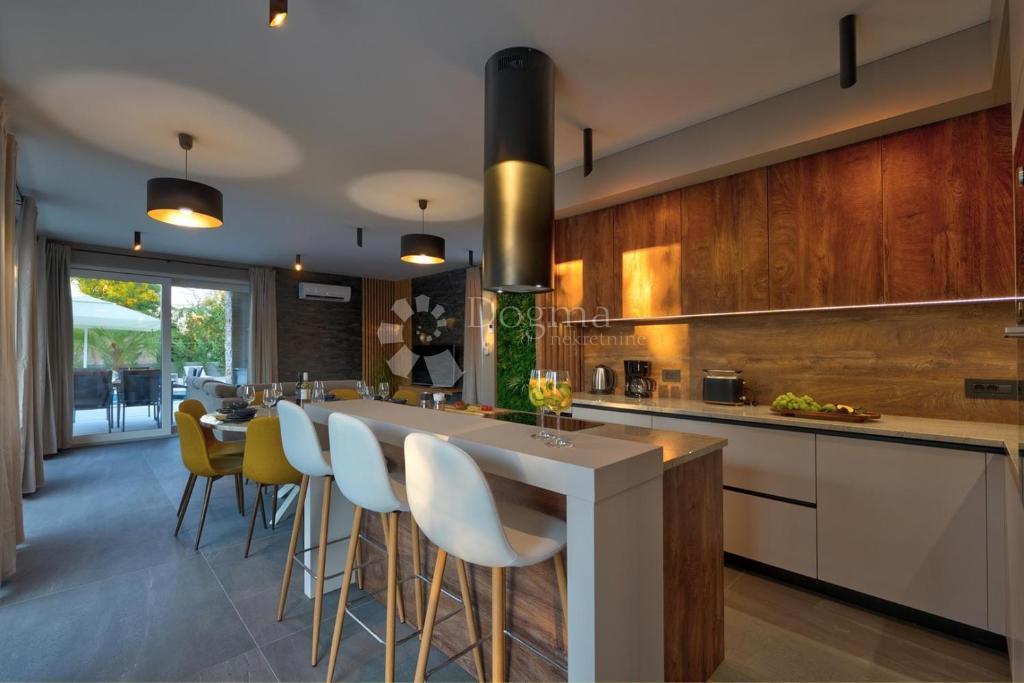 Villa moderna con piscina, sauna e jacuzzi