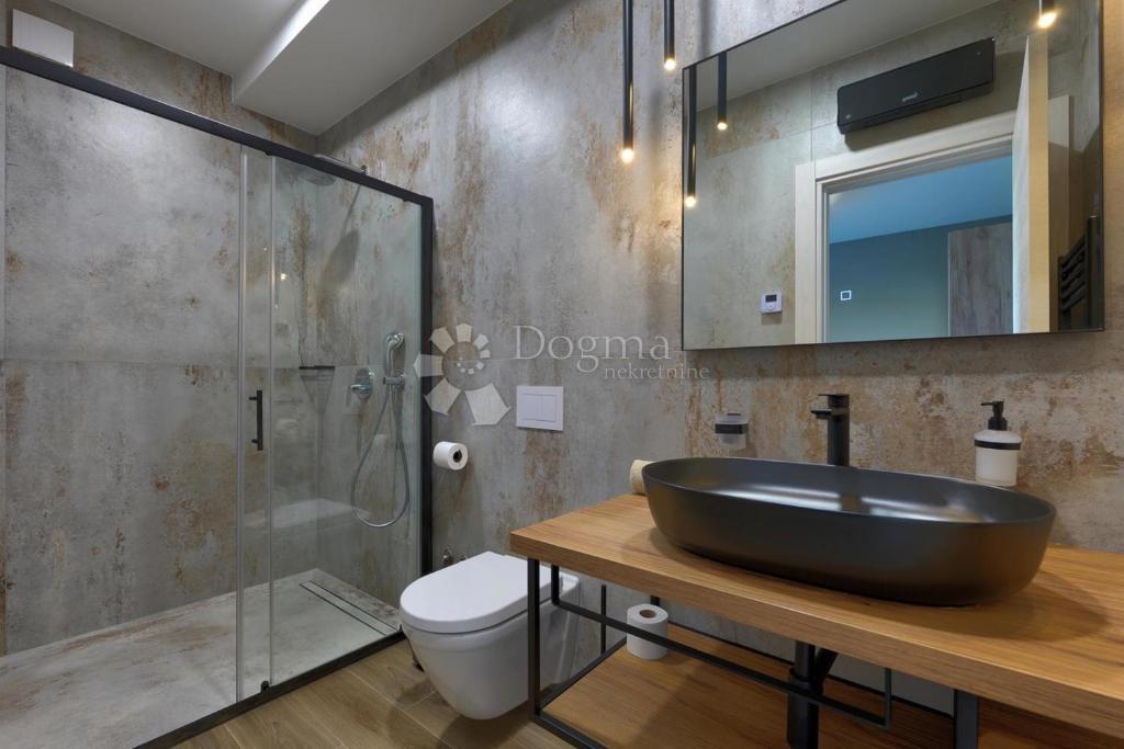 Villa moderna con piscina, sauna e jacuzzi