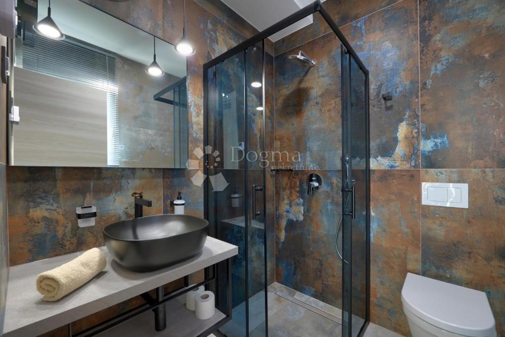 Villa moderna con piscina, sauna e jacuzzi