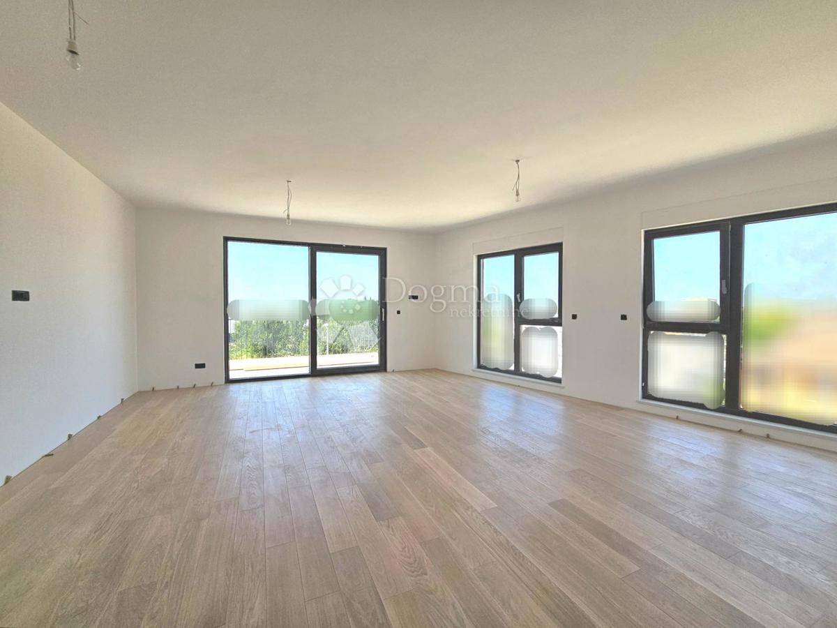 Umago, nuova costruzione, appartamento spazioso con garage