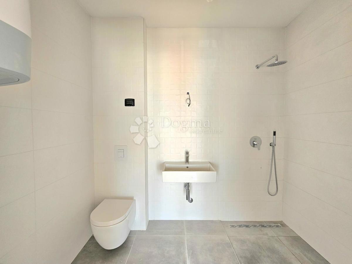 Umago, nuova costruzione, appartamento spazioso con garage