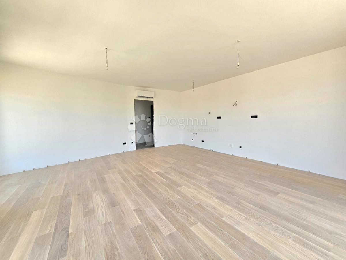 Umago, nuova costruzione, appartamento spazioso con garage