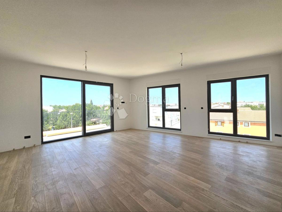 Umago, nuova costruzione, appartamento spazioso con garage