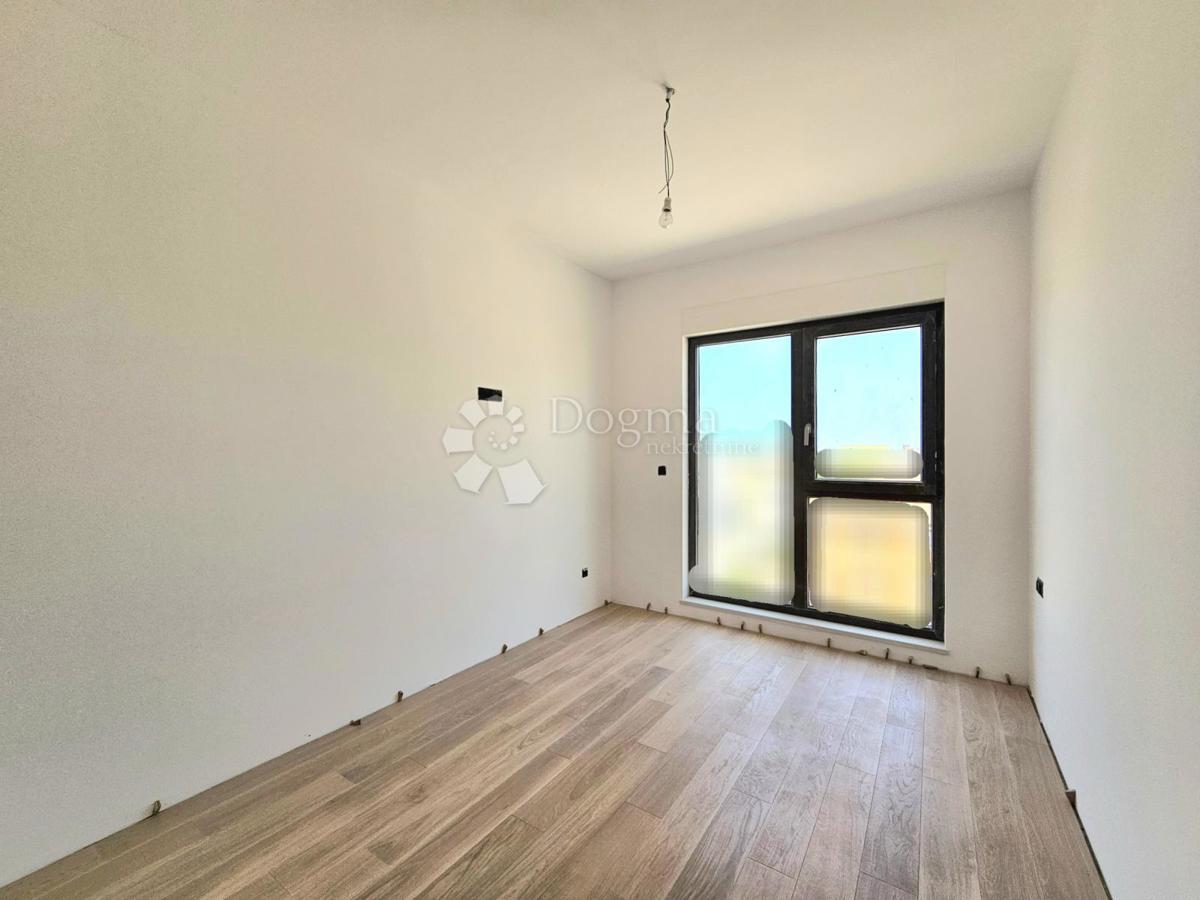 Umago, nuova costruzione, appartamento spazioso con garage