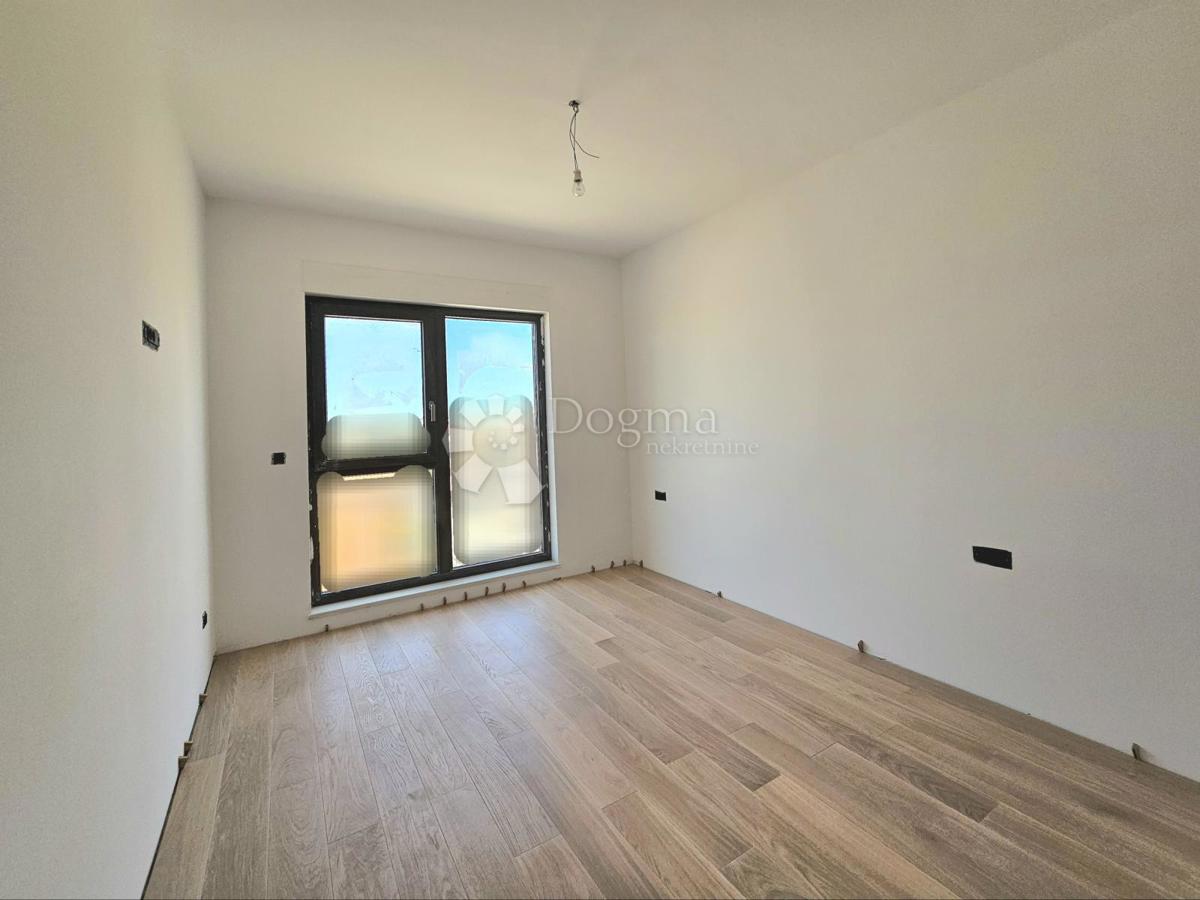 Umago, nuova costruzione, appartamento spazioso con garage