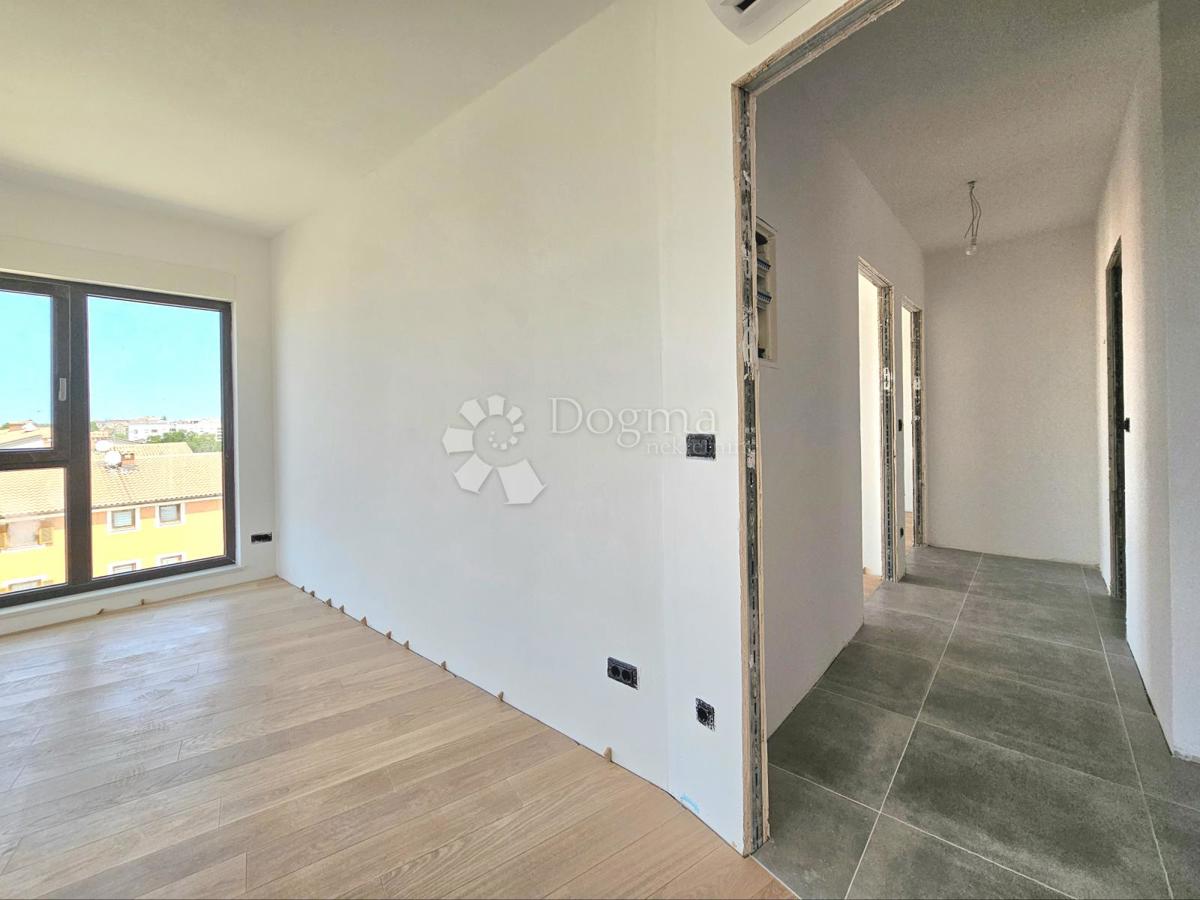 Umago, nuova costruzione, appartamento spazioso con garage