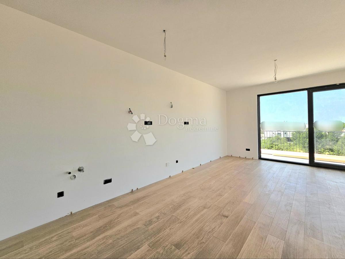 Umago, nuova costruzione, appartamento spazioso con garage