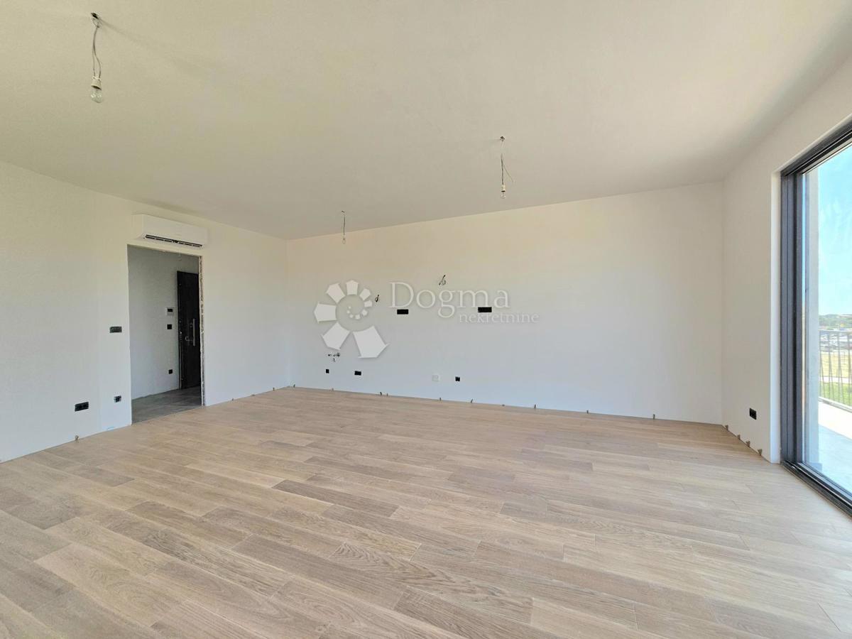 Umago, nuova costruzione, appartamento spazioso con garage