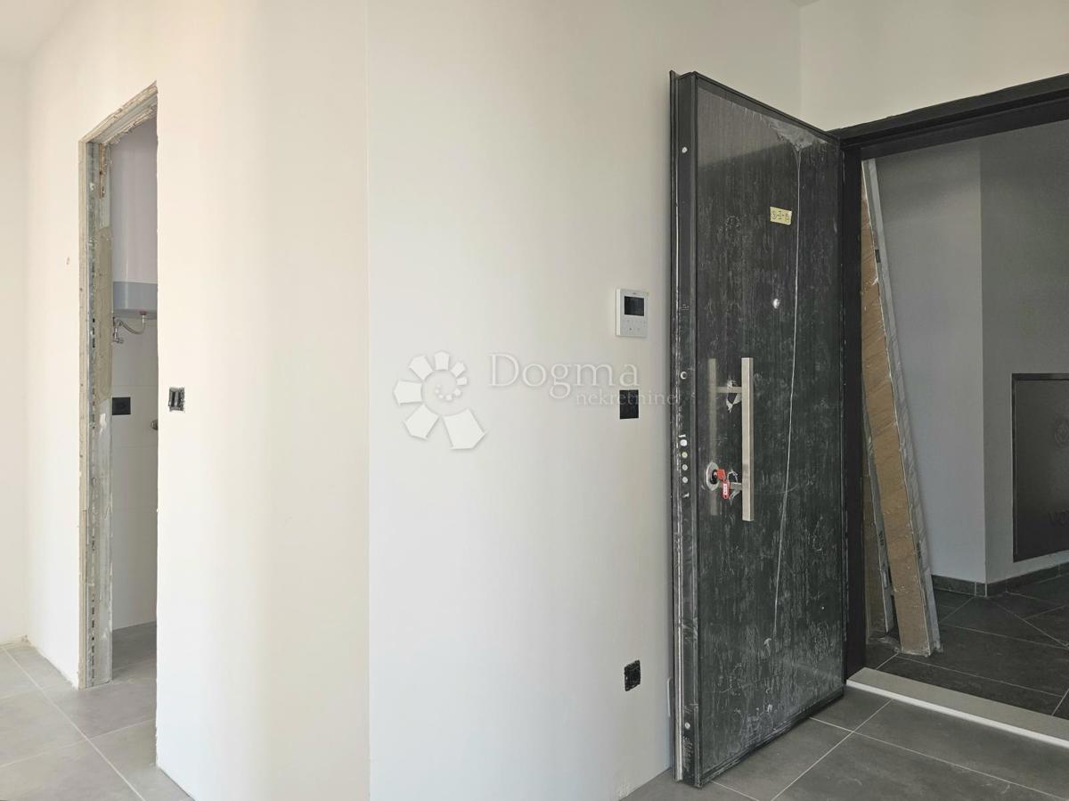 Umago, nuova costruzione, appartamento spazioso con garage