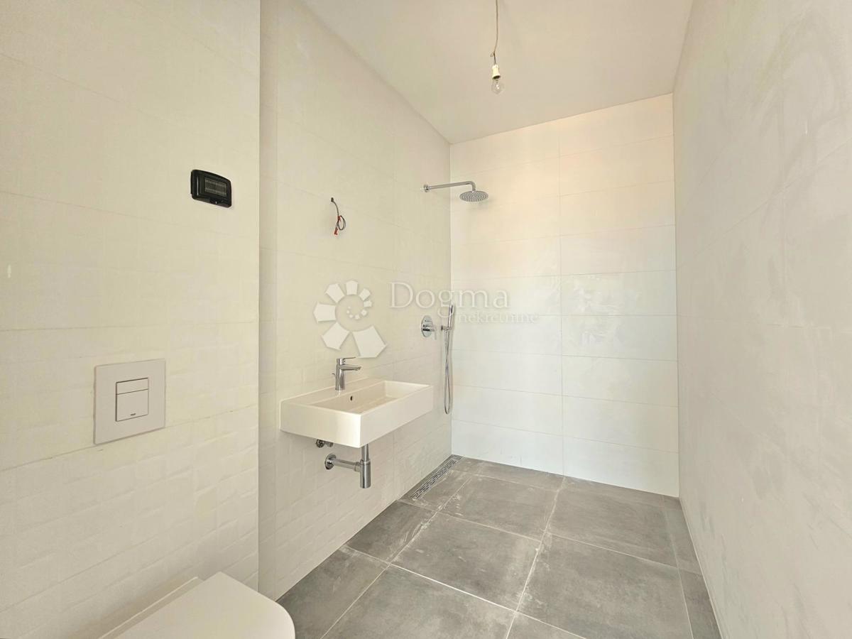 Umago, nuova costruzione, appartamento spazioso con garage