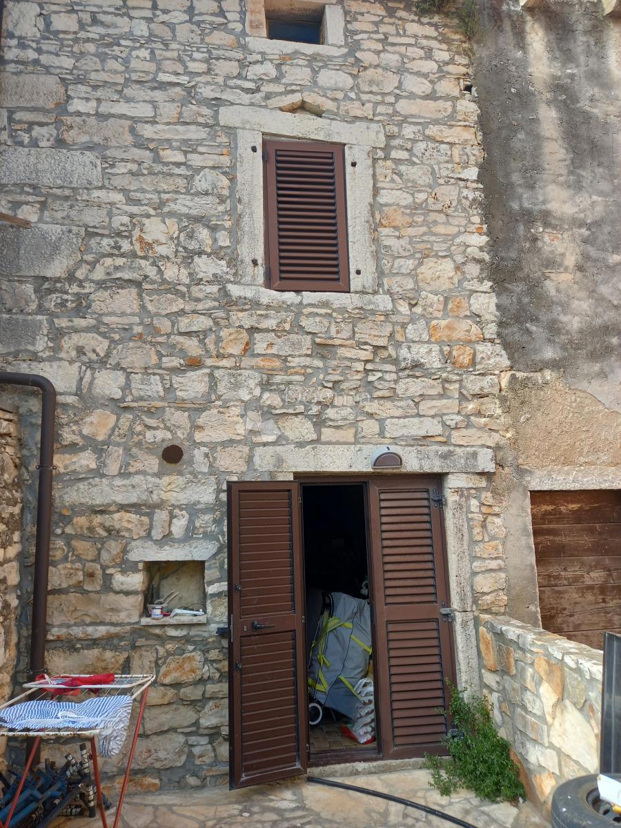 Istria, Tar, casa a schiera in pietra