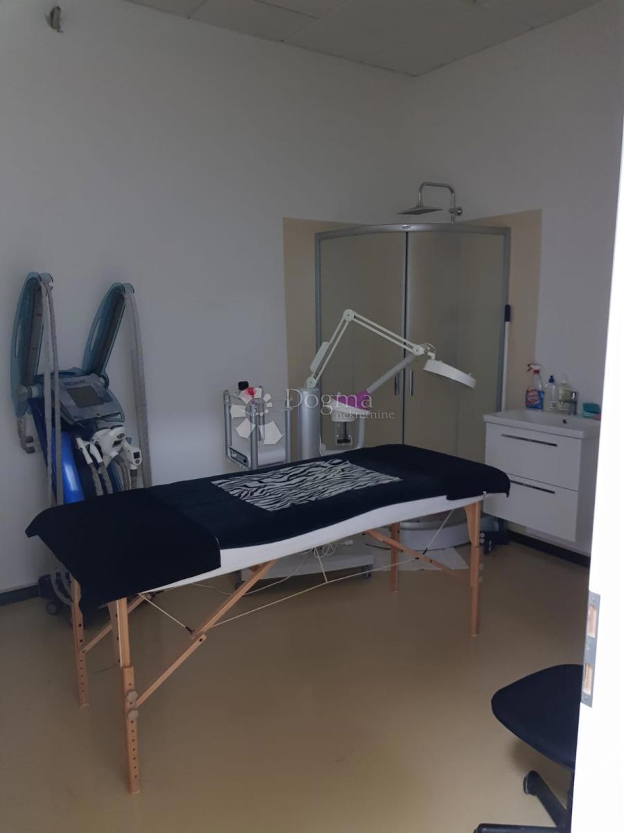 Locale commerciale Gruž, Dubrovnik, 97,65m2