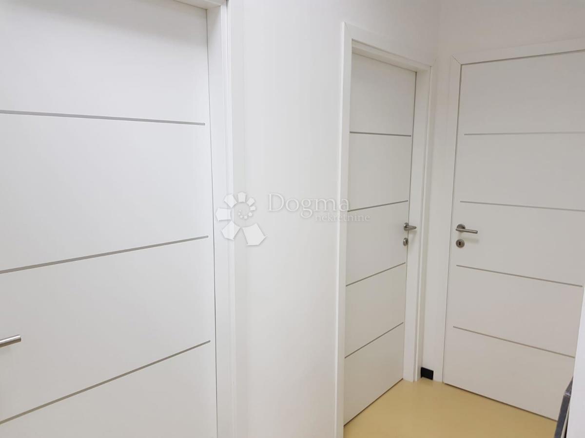 Locale commerciale Gruž, Dubrovnik, 97,65m2