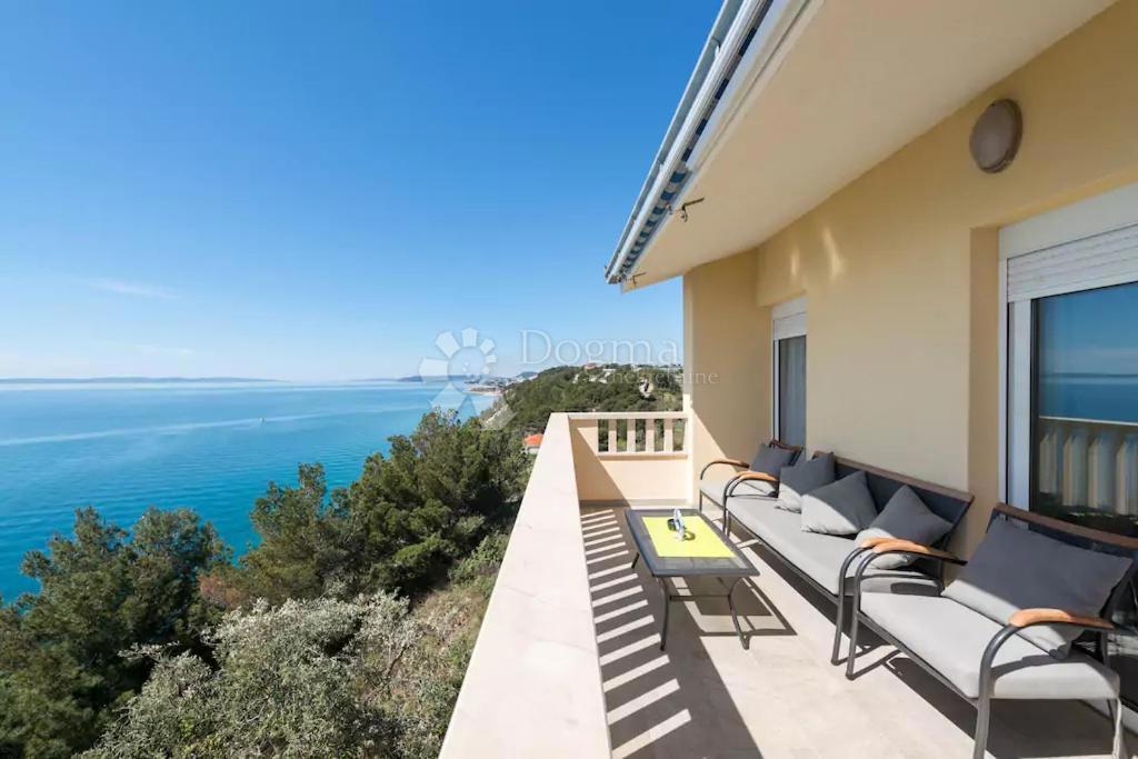 OPPORTUNITÀ UNICA – AMPIO APPARTAMENTO CON QUATTRO CAMERE E QUATTRO BALCONI SULLA SCARPATA SUL MARE – STOBREČ