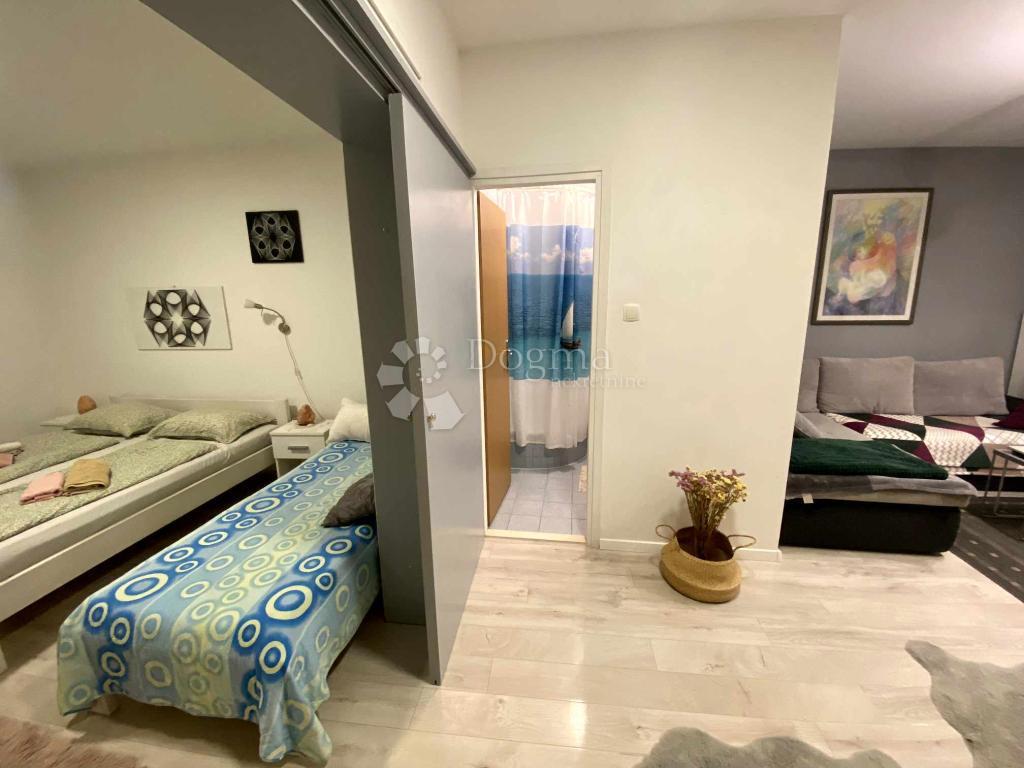 OPPORTUNITÀ UNICA – AMPIO APPARTAMENTO CON QUATTRO CAMERE E QUATTRO BALCONI SULLA SCARPATA SUL MARE – STOBREČ