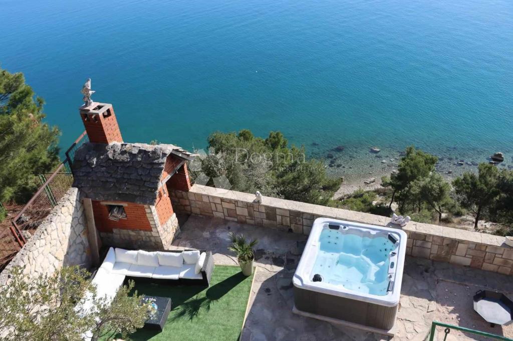 OPPORTUNITÀ UNICA – AMPIO APPARTAMENTO CON QUATTRO CAMERE E QUATTRO BALCONI SULLA SCARPATA SUL MARE – STOBREČ