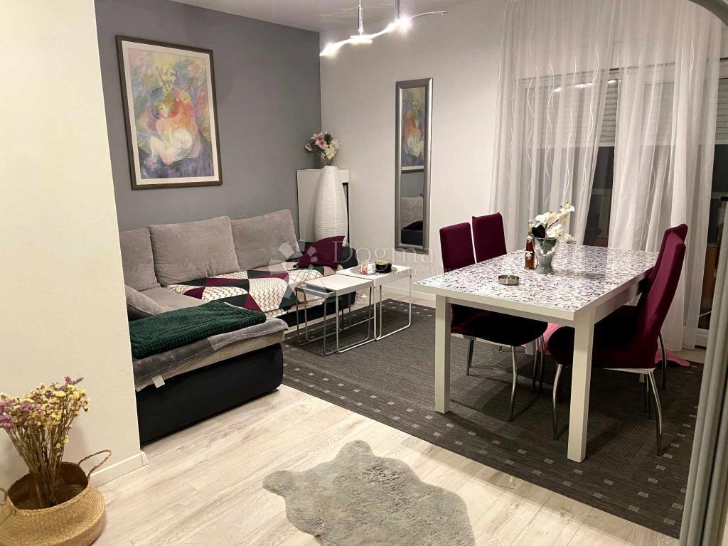 OPPORTUNITÀ UNICA – AMPIO APPARTAMENTO CON QUATTRO CAMERE E QUATTRO BALCONI SULLA SCARPATA SUL MARE – STOBREČ