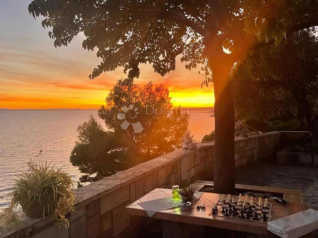 OPPORTUNITÀ UNICA – AMPIO APPARTAMENTO CON QUATTRO CAMERE E QUATTRO BALCONI SULLA SCARPATA SUL MARE – STOBREČ