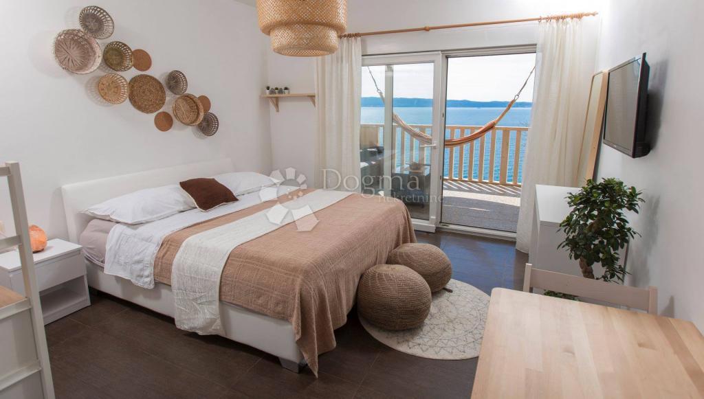 OPPORTUNITÀ UNICA – AMPIO APPARTAMENTO CON QUATTRO CAMERE E QUATTRO BALCONI SULLA SCARPATA SUL MARE – STOBREČ