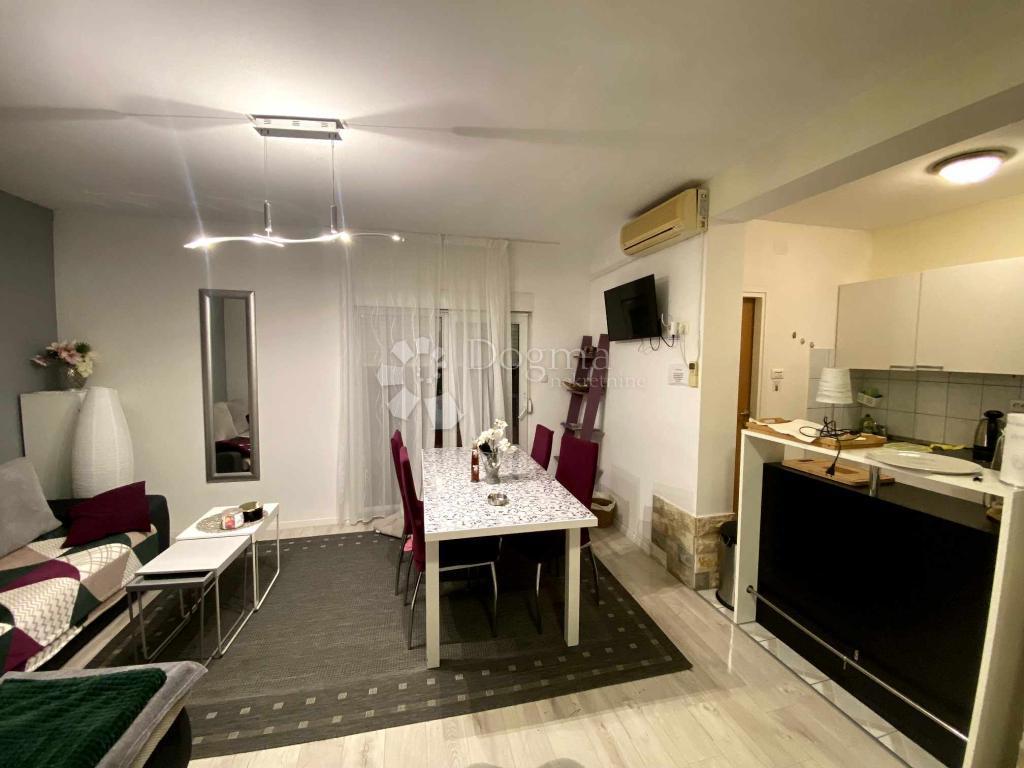 OPPORTUNITÀ UNICA – AMPIO APPARTAMENTO CON QUATTRO CAMERE E QUATTRO BALCONI SULLA SCARPATA SUL MARE – STOBREČ