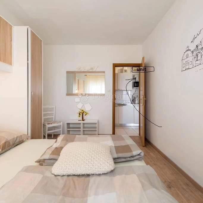 OPPORTUNITÀ UNICA – AMPIO APPARTAMENTO CON QUATTRO CAMERE E QUATTRO BALCONI SULLA SCARPATA SUL MARE – STOBREČ