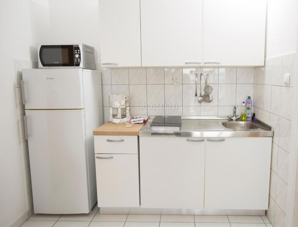 OPPORTUNITÀ UNICA – AMPIO APPARTAMENTO CON QUATTRO CAMERE E QUATTRO BALCONI SULLA SCARPATA SUL MARE – STOBREČ