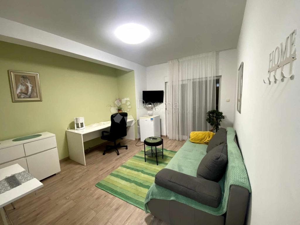 OPPORTUNITÀ UNICA – AMPIO APPARTAMENTO CON QUATTRO CAMERE E QUATTRO BALCONI SULLA SCARPATA SUL MARE – STOBREČ