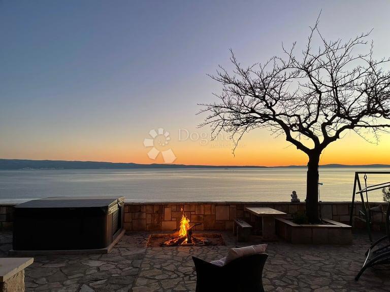 OPPORTUNITÀ UNICA – AMPIO APPARTAMENTO CON QUATTRO CAMERE E QUATTRO BALCONI SULLA SCARPATA SUL MARE – STOBREČ