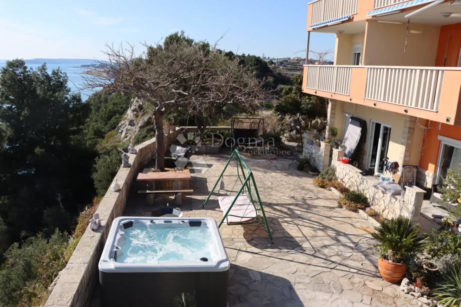 OPPORTUNITÀ UNICA – AMPIO APPARTAMENTO CON QUATTRO CAMERE E QUATTRO BALCONI SULLA SCARPATA SUL MARE – STOBREČ