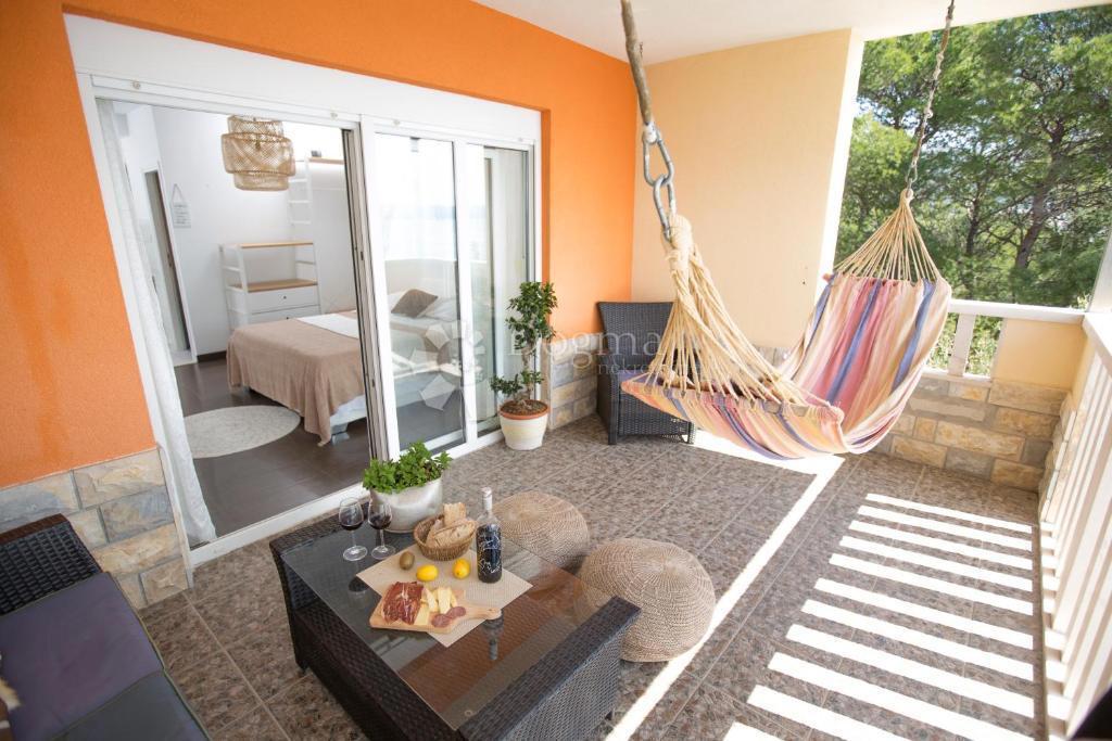 OPPORTUNITÀ UNICA – AMPIO APPARTAMENTO CON QUATTRO CAMERE E QUATTRO BALCONI SULLA SCARPATA SUL MARE – STOBREČ