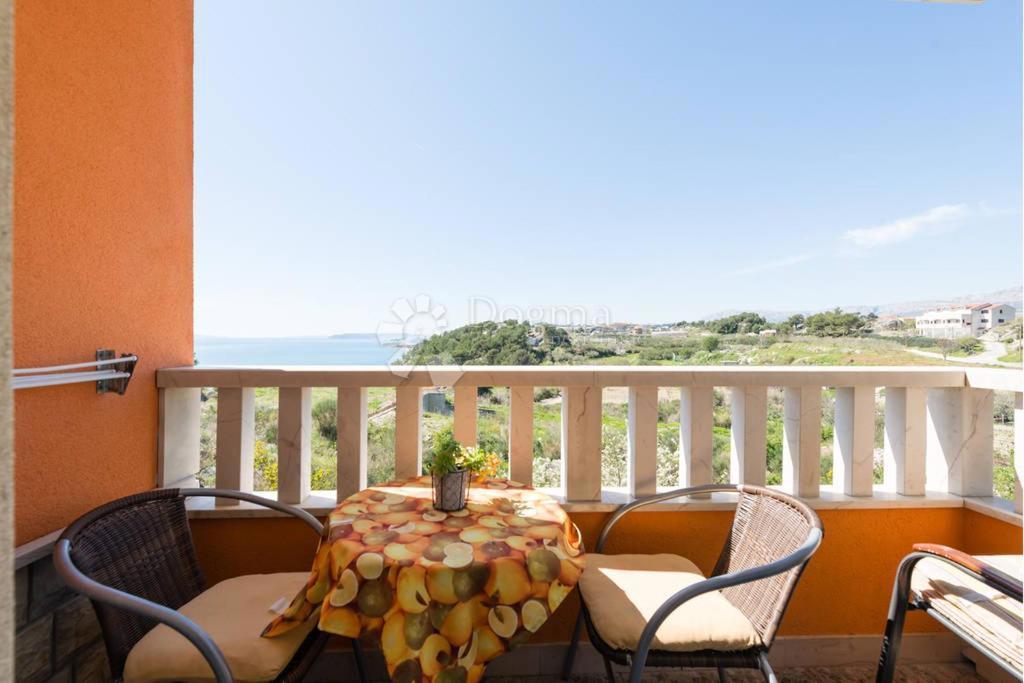 OPPORTUNITÀ UNICA – AMPIO APPARTAMENTO CON QUATTRO CAMERE E QUATTRO BALCONI SULLA SCARPATA SUL MARE – STOBREČ