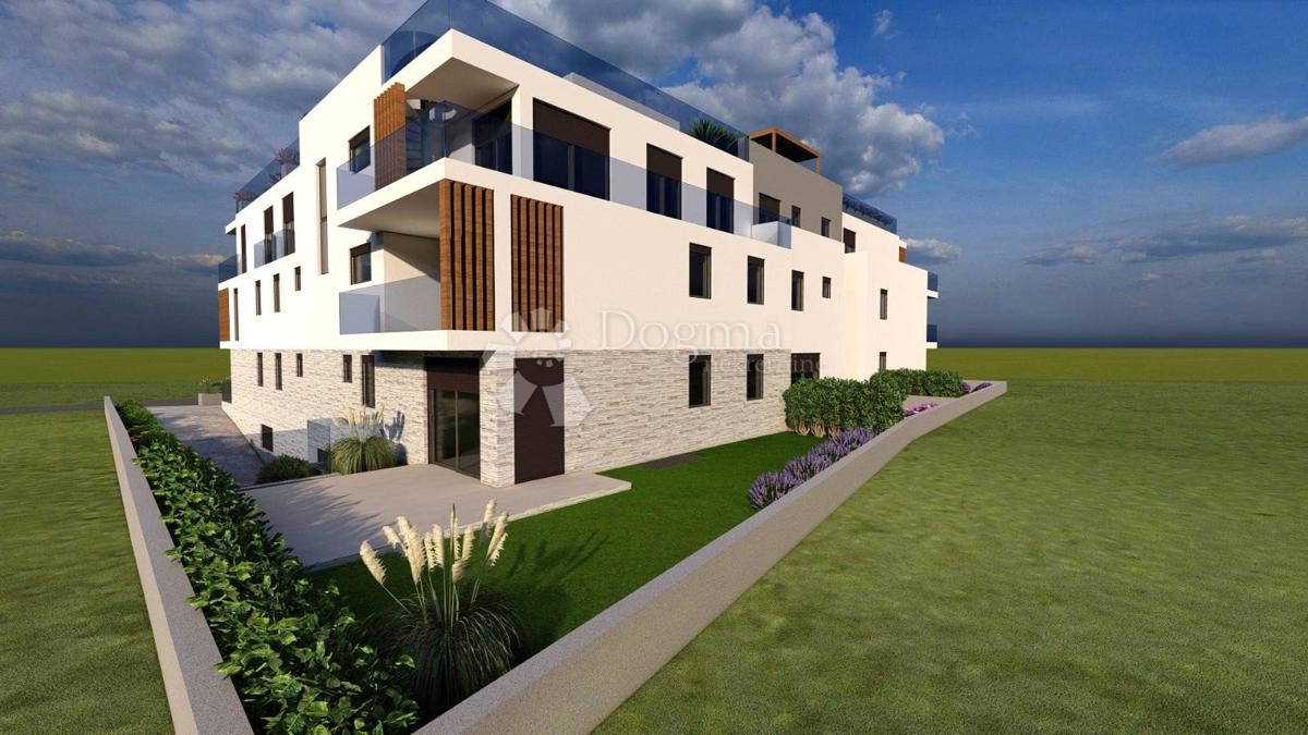 PENTHOUSE AL 2° PIANO – AMPIO BALCONE, TERRAZZA SUL TETTO CON PISCINA, 2 POSTI AUTO, 50 M DAL MARE – VODICE