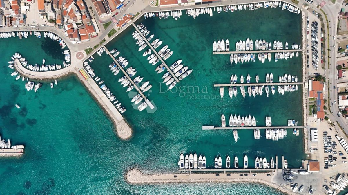 PENTHOUSE AL 2° PIANO – AMPIO BALCONE, TERRAZZA SUL TETTO CON PISCINA, 2 POSTI AUTO, 50 M DAL MARE – VODICE