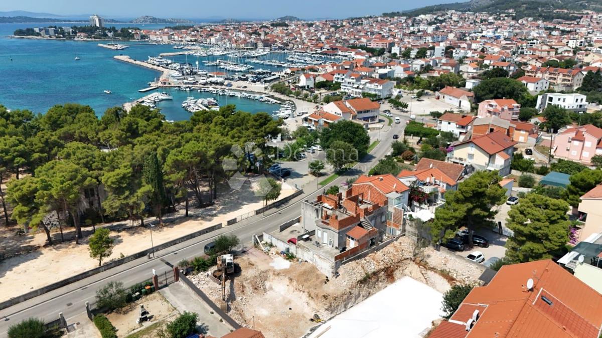 PENTHOUSE AL 2° PIANO – AMPIO BALCONE, TERRAZZA SUL TETTO CON PISCINA, 2 POSTI AUTO, 50 M DAL MARE – VODICE