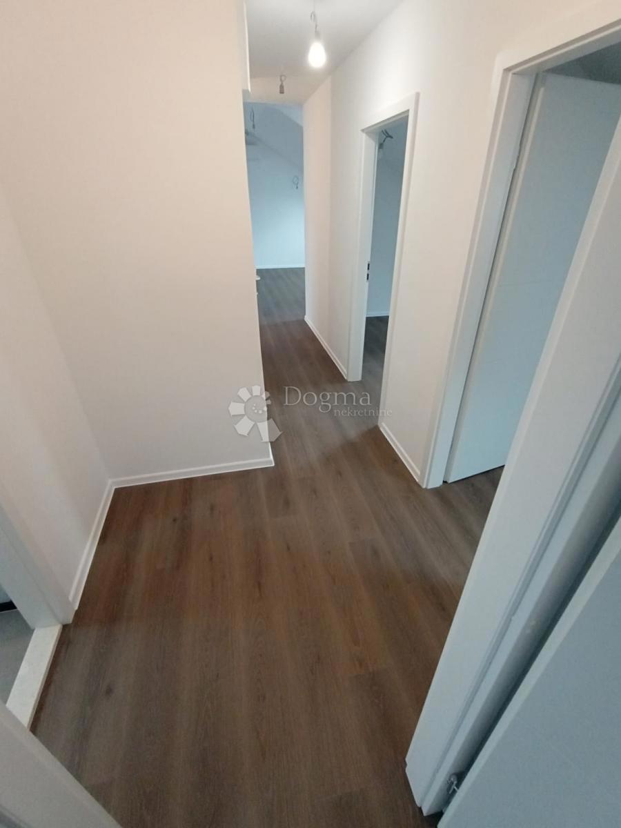 Attico Vuoto Ristrutturato a Nuovo, 95 m² + Terrazza con Vista sulla Città