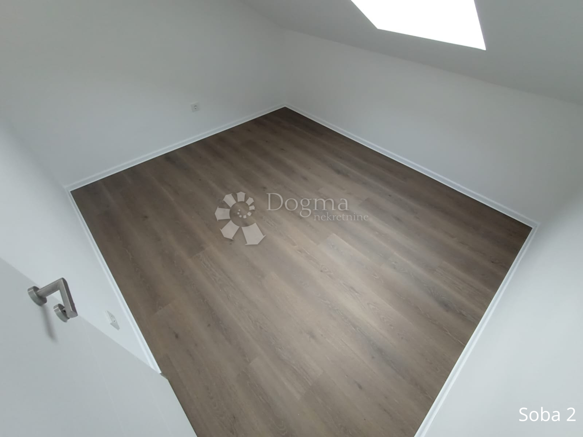 Attico Vuoto Ristrutturato a Nuovo, 95 m² + Terrazza con Vista sulla Città