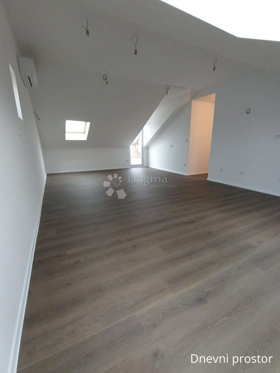 Attico Vuoto Ristrutturato a Nuovo, 95 m² + Terrazza con Vista sulla Città