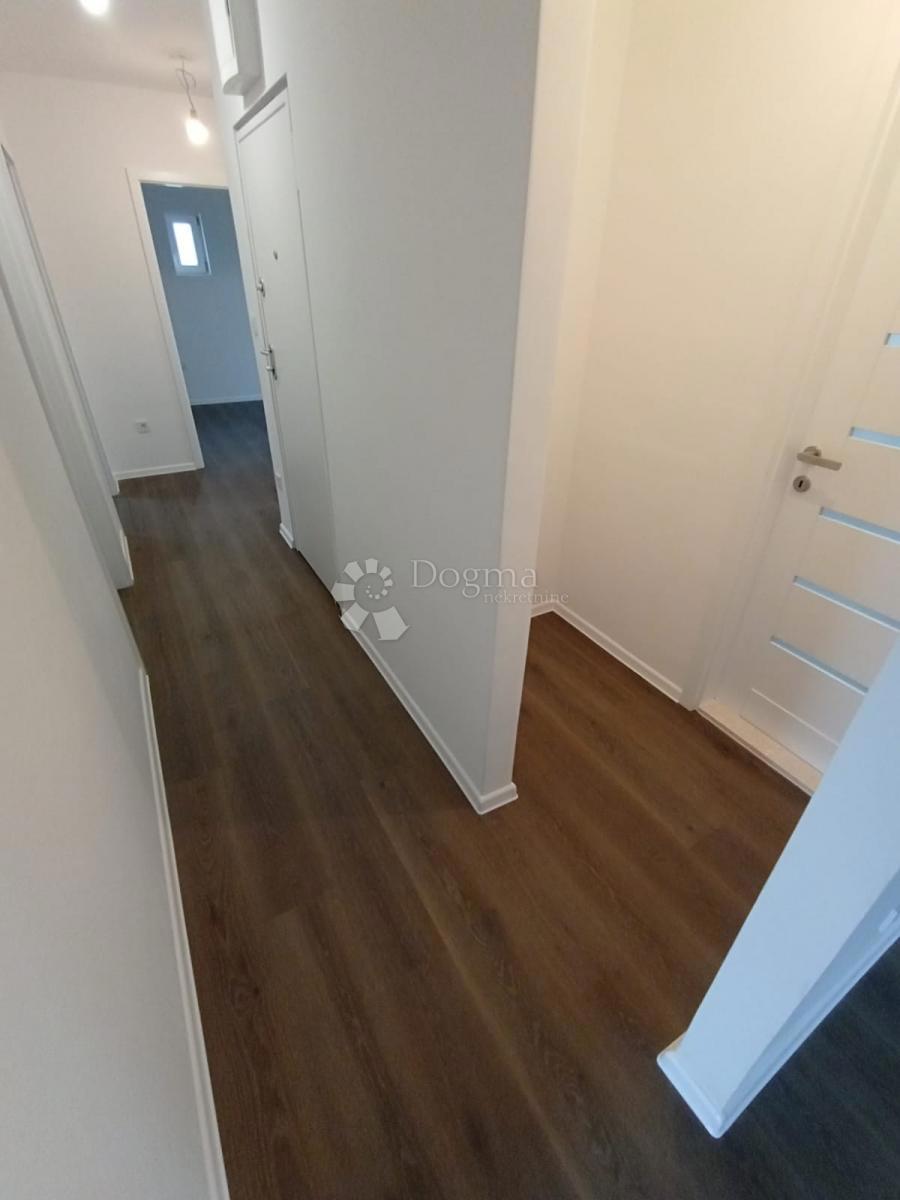 Attico Vuoto Ristrutturato a Nuovo, 95 m² + Terrazza con Vista sulla Città