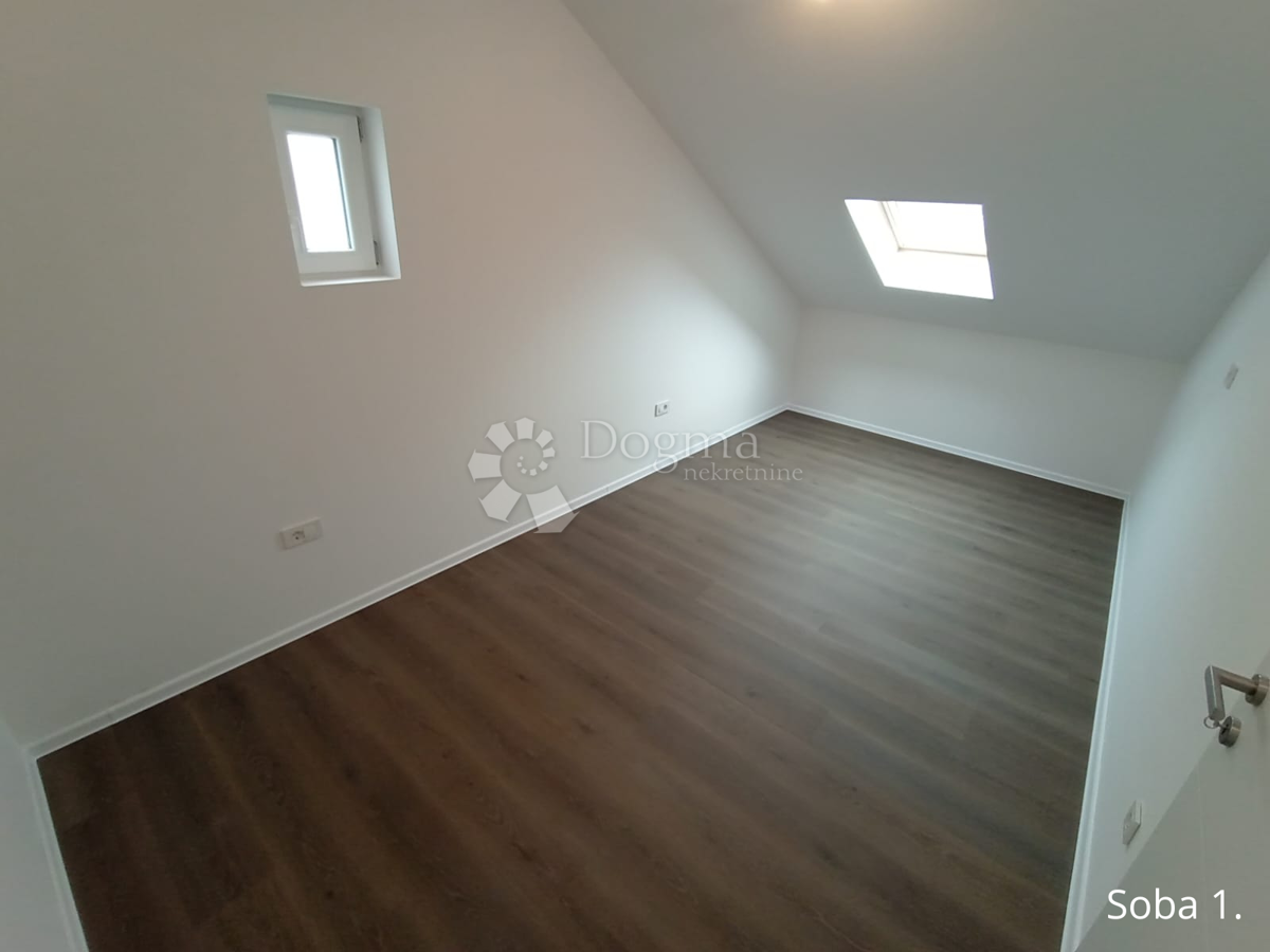 Attico Vuoto Ristrutturato a Nuovo, 95 m² + Terrazza con Vista sulla Città