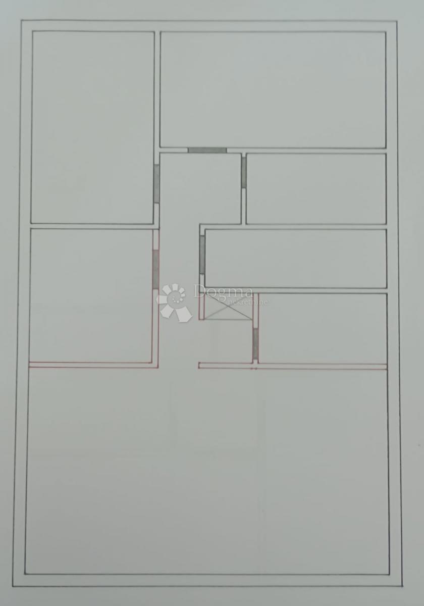 Attico Vuoto Ristrutturato a Nuovo, 95 m² + Terrazza con Vista sulla Città