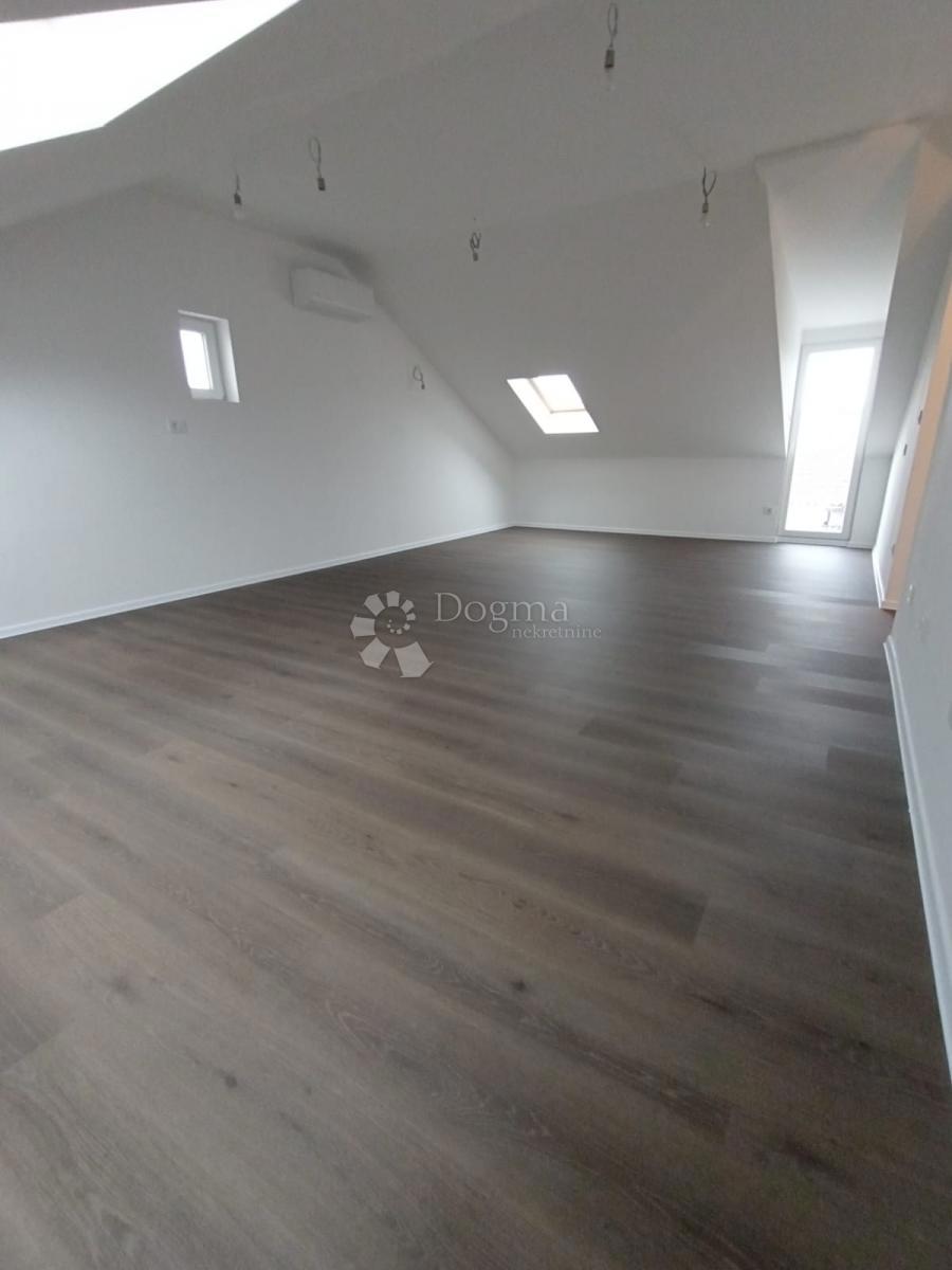 Attico Vuoto Ristrutturato a Nuovo, 95 m² + Terrazza con Vista sulla Città