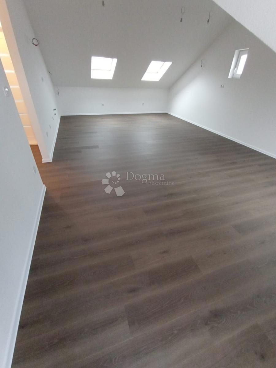 Attico Vuoto Ristrutturato a Nuovo, 95 m² + Terrazza con Vista sulla Città