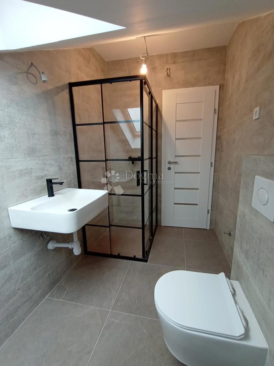 Attico Vuoto Ristrutturato a Nuovo, 95 m² + Terrazza con Vista sulla Città